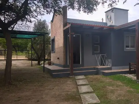 Casa con monoambiente, pileta climatizada y gas natural