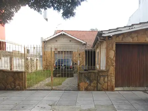 Solida casa de tres ambientes con garage