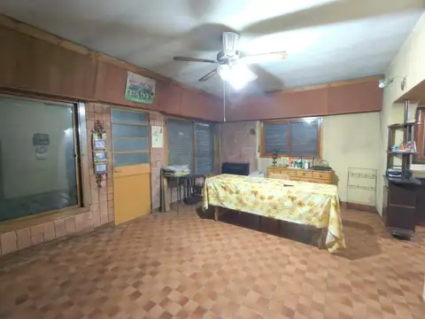 Solida casa de tres ambientes con garage