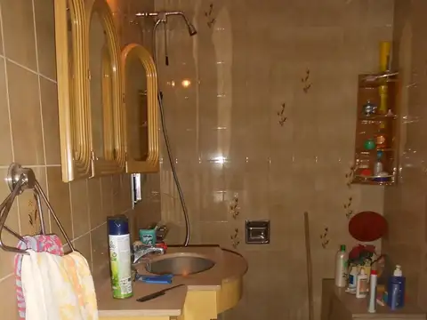 Solida casa de tres ambientes con garage