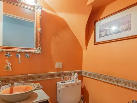 Casa 8 ambientes con 4 baños