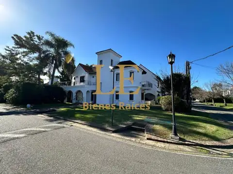 Casa en Venta con 3 cocheras