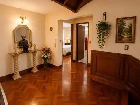 Casa tipo chalet en venta Flores Parque Pileta Quincho Garage 5 dormitorios
