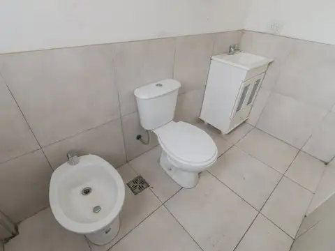 Deposito comercial  con 2 oficinas y 2 baños