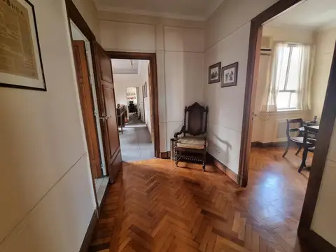 Muy linda y Luminosa oficina de estilo en piso alto  en San Nicolás.