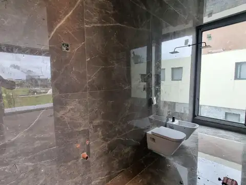Casa 6 ambientes con 5 baños