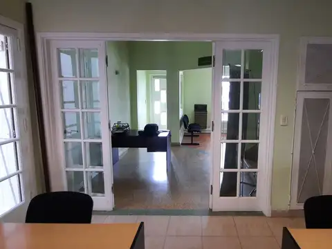 Casa 7 ambientes con 2 baños