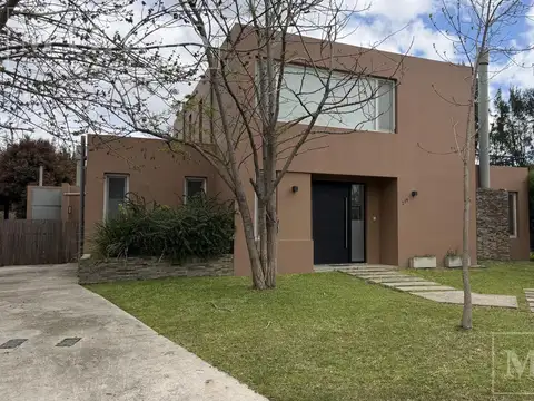 Casa en alquiler anual amoblado en el barrio Los Sauces, Nordelta