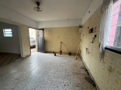 CASA EN ESQUINA con importante lote EN VENTA, GENERAL LAS HERAS