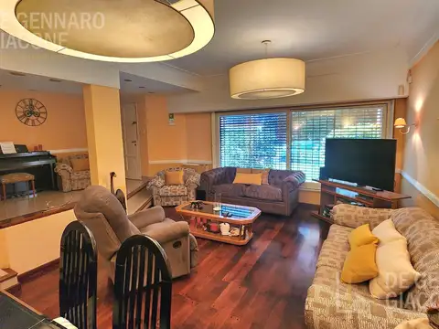 Casa 5 ambientes con 4 baños