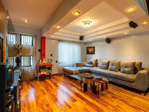 Casa de 2 Dormitorios Con Cochera, Pileta Y Quincho Cubierto