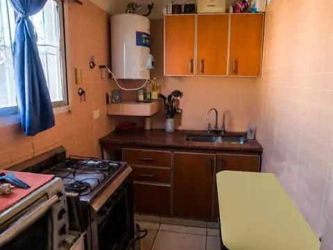 Departamento en  barrio Vélez Sarsfield. 2 ambientes en segundo piso por escalera.