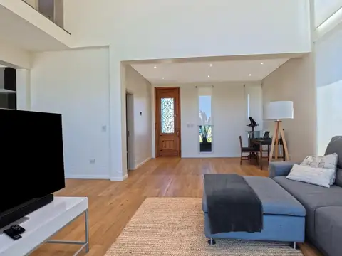 Casa en Venta con 4 cocheras