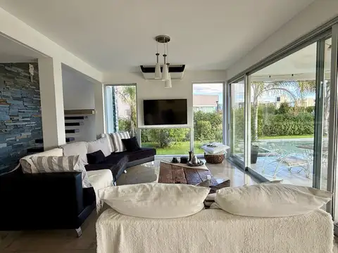 Casa en Venta con 3 cocheras