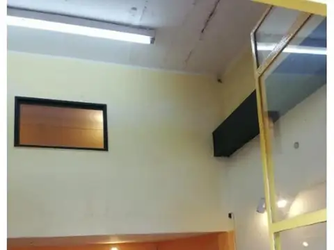 Local de 7,00 x 4,00. mts. con vidriera y cortina de enrolla