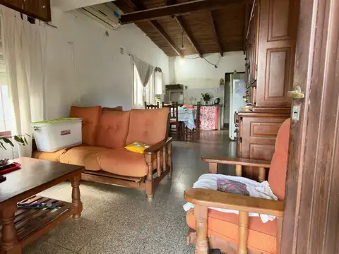 Casa En Venta, 2 Dormitorios, Cochera, Jardin, Lavadero