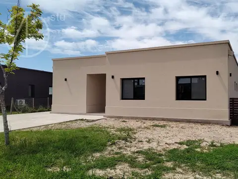 Casa en venta de 4 ambientes con pileta en Acacias Puertos Escobar