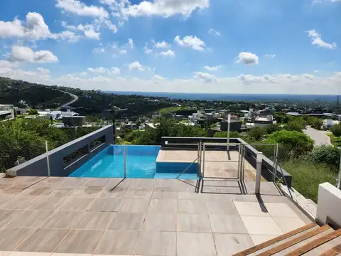 Casa en Alquiler con 2 cocheras