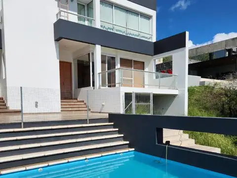 Casa 5 ambientes con 3 baños