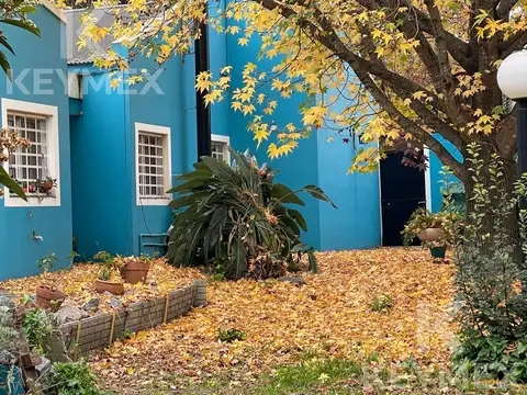 Casa en venta en Villa Elvira, La Plata —  dormitorios, parque, cochera cubierta a 150 m de Av. 7