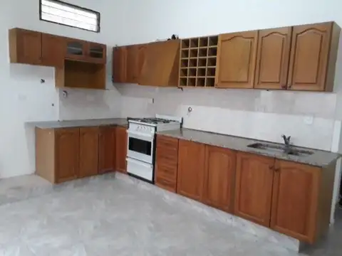 VENTA DE EXCELENTE CASA 3 AMB c/COCHERA. PATIO CASEROS