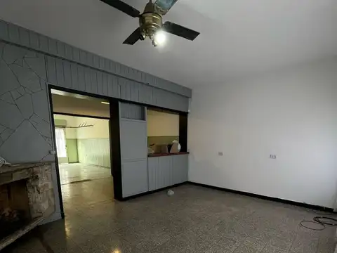 Casa 6 ambientes con 2 baños
