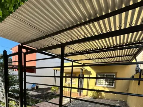 CASA - 2 DORMITORIOS  CON COCHERA - ITUZAINGO