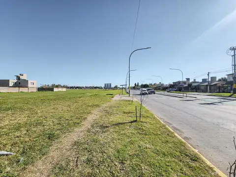 Terreno en esquina apto desarrollo comercial camino a Funes