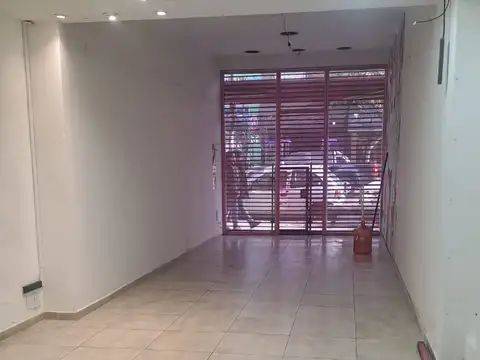 LOCAL EN LA MEJOR CUADRA COMERCIAL. DONDE EL ÉXITO ESTÁ ASEGURADO. RODEADO DE PRIMERAS MARCAS Y GRAN CIRCULACIÓN PEATONAL.
