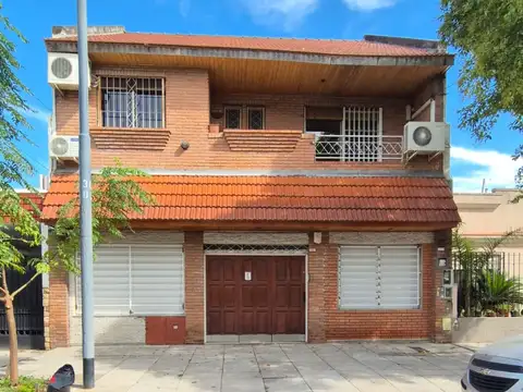 PH 3 AMB 1 PRISO X ESCALERA AL FRENTE CON PATIO Y TERRAZA
