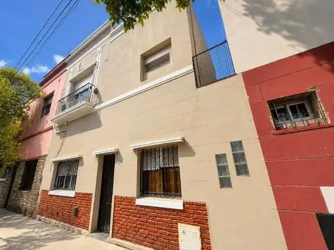 Casa 4 ambientes con patio y parrilla.