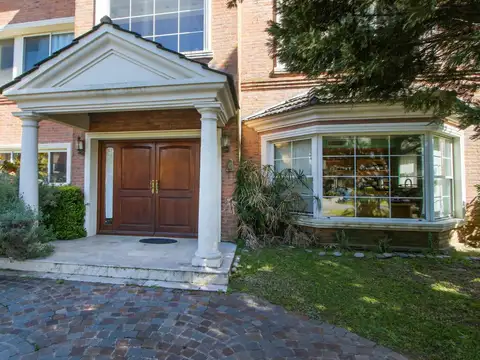 Casa en Venta con 2 cocheras