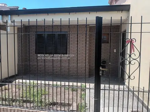 136 entre 524y525 casita interna un dormitorio 100, Piso PB