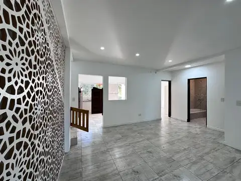 Casa en Alquiler con 5 cocheras