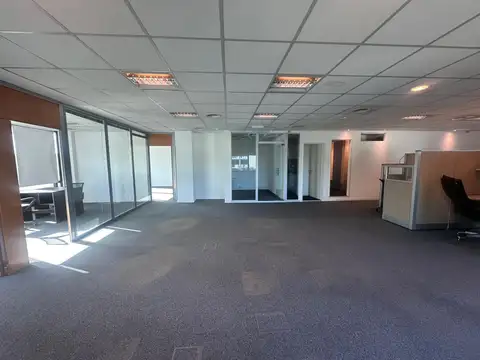 Oficina de categoría con excelente acceso y 4 cocheras