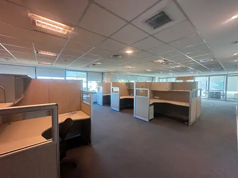 Oficina en Alquiler con 4 cocheras