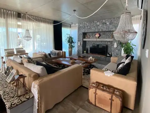 Casa en Alquiler con 2 cocheras