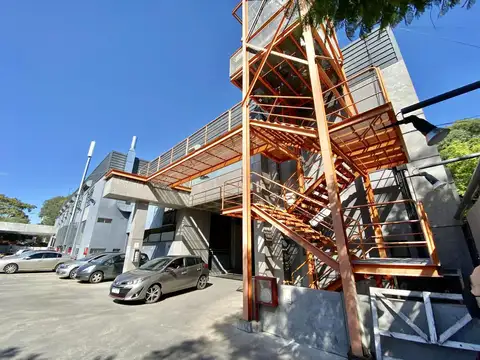 Impresionante local con 20,54m. de frente sobre Av. Libertador en Martínez.