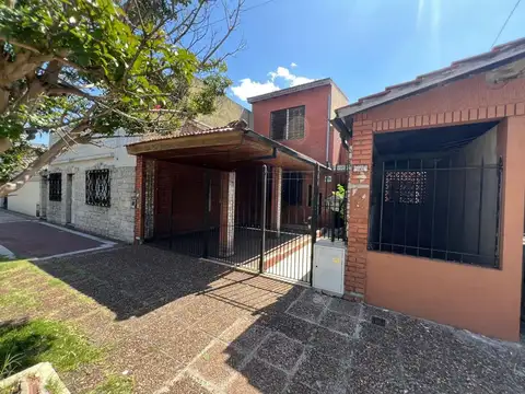 CASA EN VENTA 3 DORMITORIOS CON TERRAZA Y COCHERA