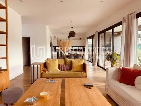 Casa en Venta con 2 cocheras