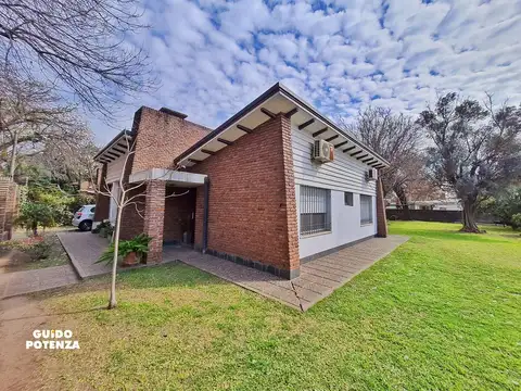 Casa 2 dormitorios, cocheras, jardín - Granadero Baigorria