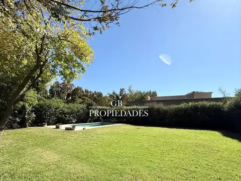 Casa en Alquiler con 4 cocheras