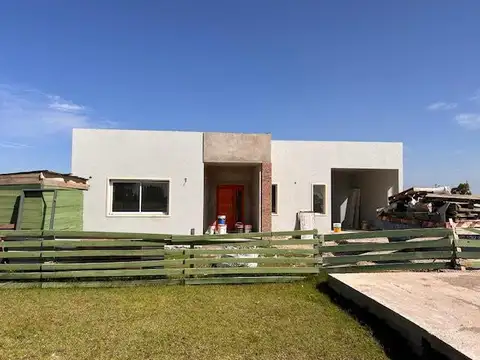 Casa en  venta de 4 ambientes con piscina Fincas Joven San Vicente