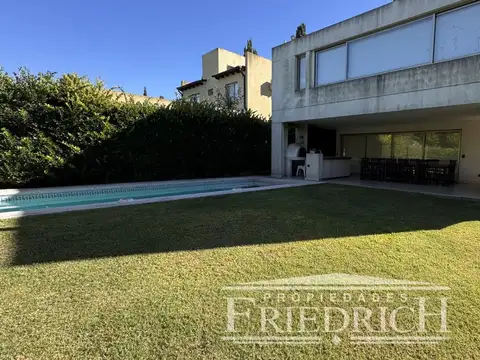 Casa en Alquiler con 4 cocheras