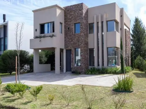 Venta de casa de 5 ambientes con jardín en La Reserva de Hudson