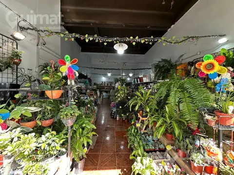 Excelente local sobre Av. Independencia Y Castro Barros 8 Mts de frente. SIN EXPENSAS
