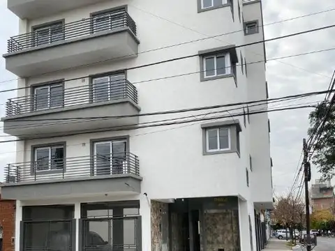 DEPARTAMENTO DE 2 AMBIENTES C/ BALCON AL FRENTE EN VENTA - MORON CENTRO
