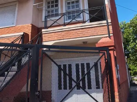 TRIPLEX 3 AMBIENTES CON COCHERA CUBIERTA