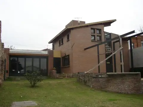 Casa 2 plantas y 4 Amb. Brandsen 768 Quilmes Este