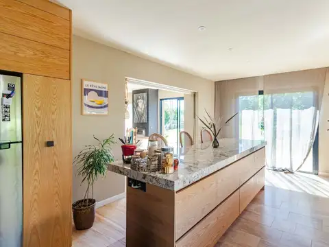 Casa 8 ambientes con 2 baños